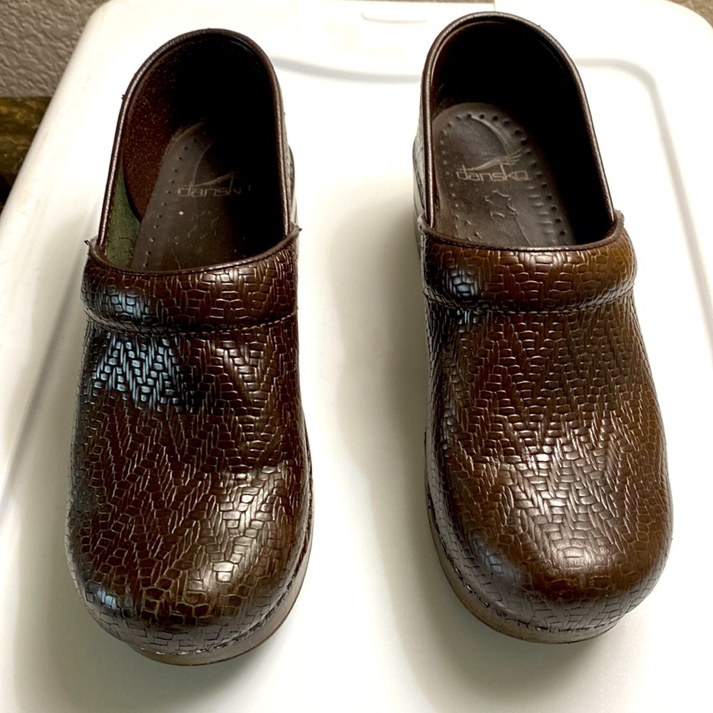 Dansko clogs good coffee condition six 8 barely worn Brown